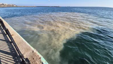 Tekirdağ'da denizin rengi değişti: Yağmur suyu hattından çamurlu su aktı
