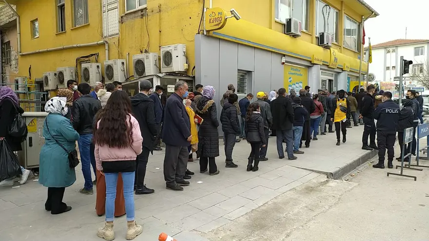 PTT şubesi önünde uzun kuyruk: Sosyal mesafe unutuldu 1