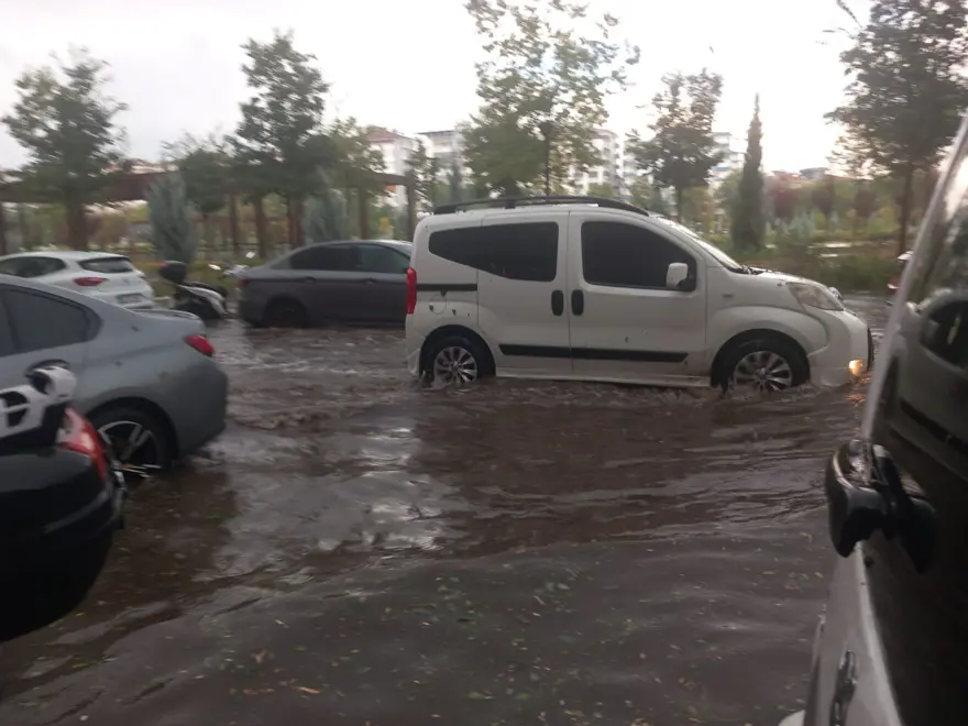 Öğleden sonra aniden bastırdı! Caddeler sular altında kaldı Öğleden sonra aniden bastırdı! Caddeler sular altında kaldı