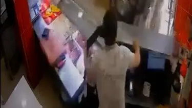 Elektrikli bisikletle kasap dükkanına daldı