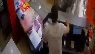 Elektrikli bisikletle kasap dükkanına daldı