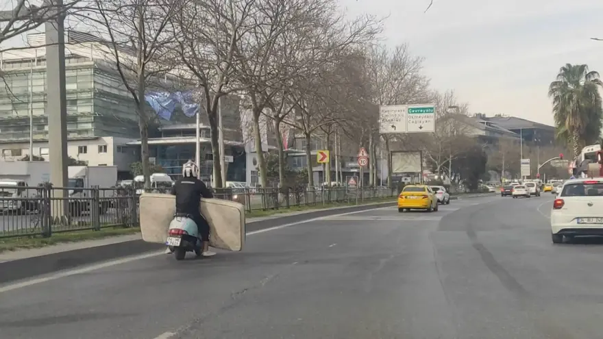 İstanbul’da bir kişi motosikletle yatak taşıdı 3