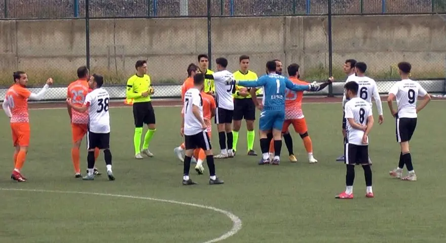 Futbolcu hakeme saldırdı maç tatil edildi 2