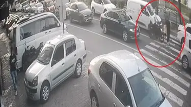 Motosiklet, yaya geçidinden geçenlere çarptı
