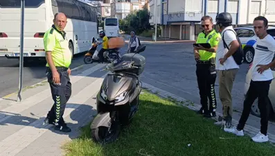 Motorlu bisiklet sürücüsü trafik levhasına çarptı