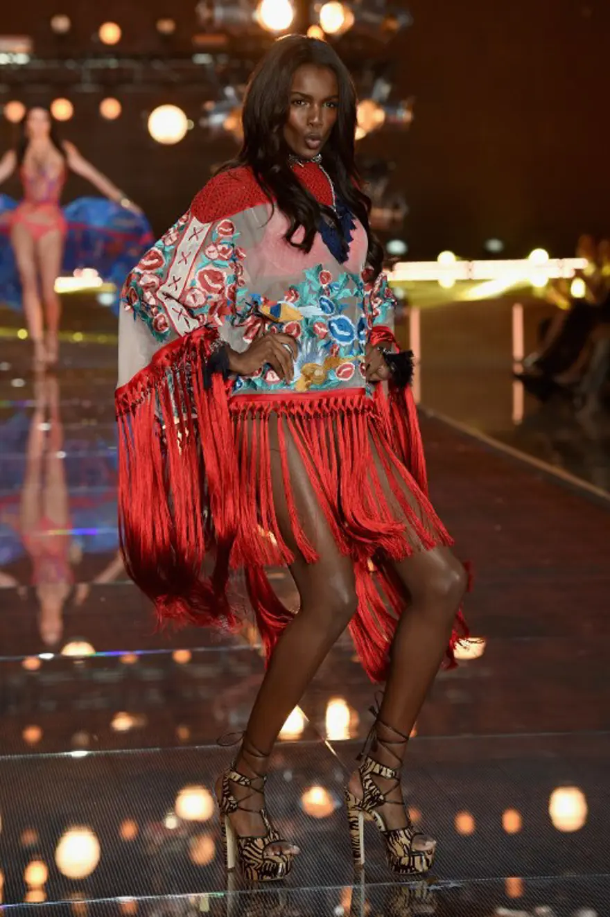 Victoria's Secret'ın yeni melekleri podyumda 44