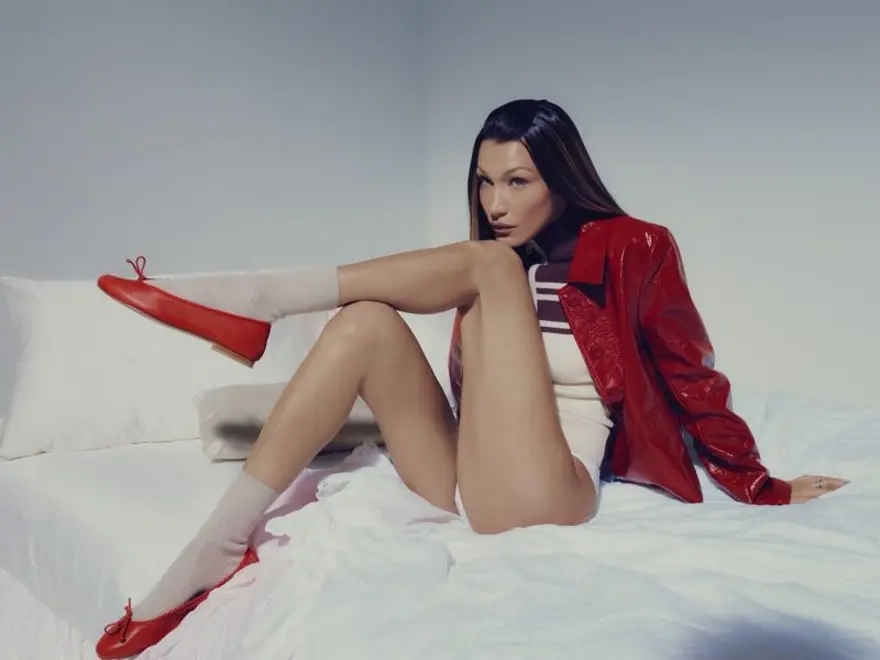 Bella Hadid 2000'ler esintili kampanya ile kamera karşısında 6