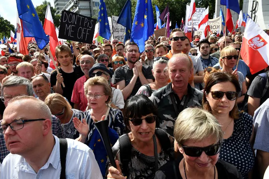 Polonya'da anayasada değişiklik protesto edildi 7