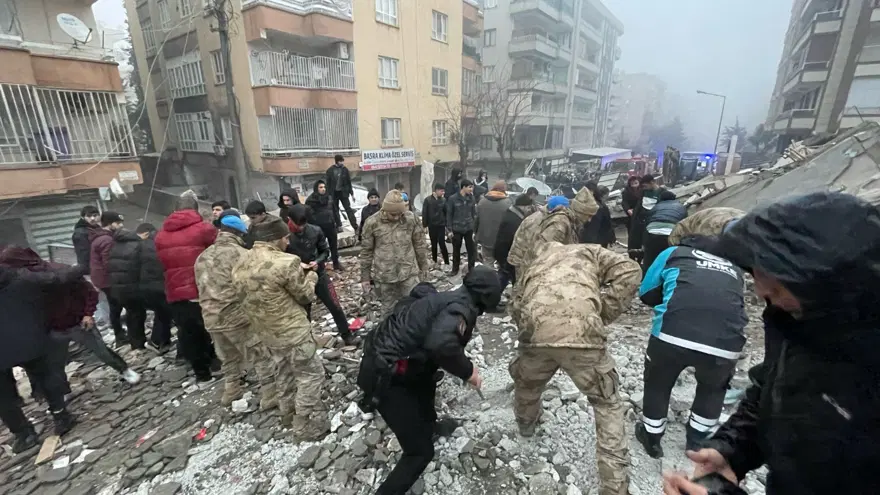 Türkiye yasta | Depremin vurduğu 10 ilden çarpıcı fotoğraflar... 37