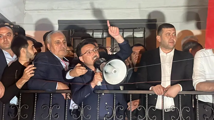 VALİ ÇİÇEK: 5 POLİS YARALANDI 8 VALİ ÇİÇEK: 5 POLİS YARALANDI 8