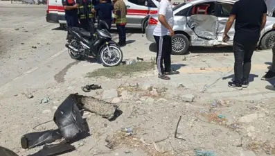Antakya'da iki otomobil çarpıştı, sürücüler yaralandı