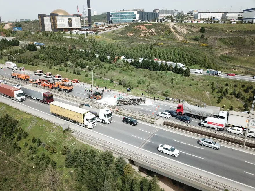 TEM'de zincirleme kaza: İstanbul yönü trafiğe kapandı 12 TEM'de zincirleme kaza: İstanbul yönü trafiğe kapandı 12