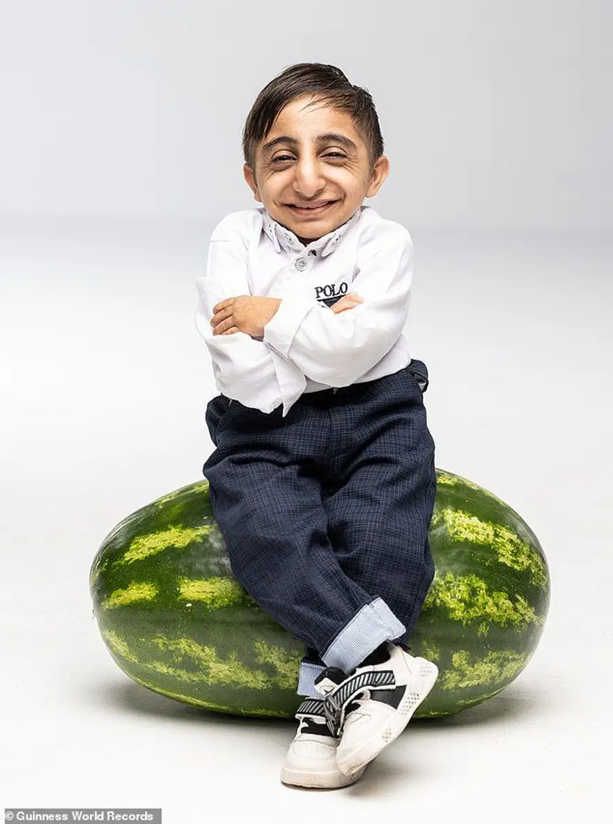 Dünyanın en kısa adamı seçildi: Ağır diye akıllı telefon taşıyamıyor 1