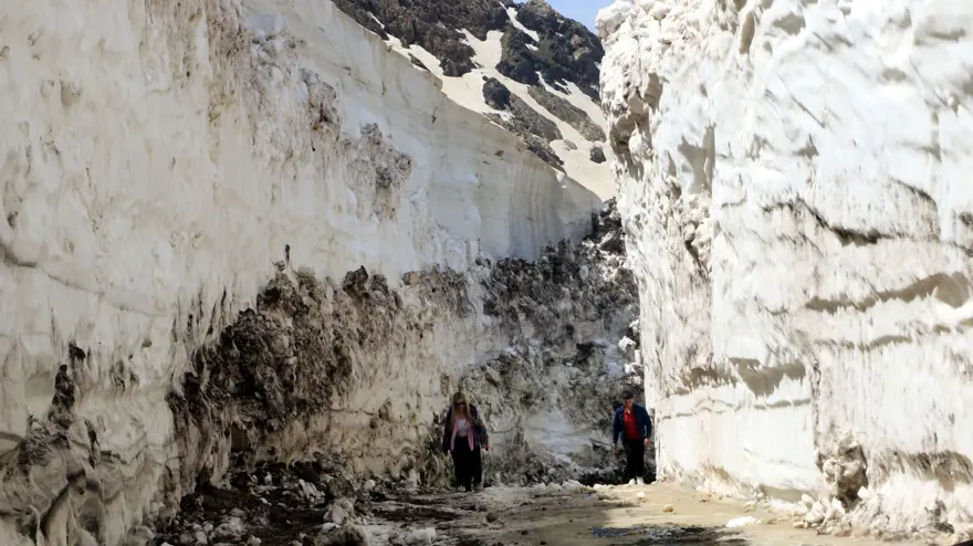 Yüksekova'da, mayıs sonu 8 metrelik karla mücadele 11