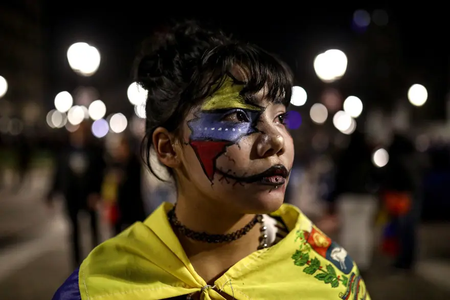 Venezuela'da "hileli" seçim tartışması: Yüzlerce göçmen sokaklarda toplandı Venezuela'da "hileli" seçim tartışması: Yüzlerce göçmen sokaklarda toplandı