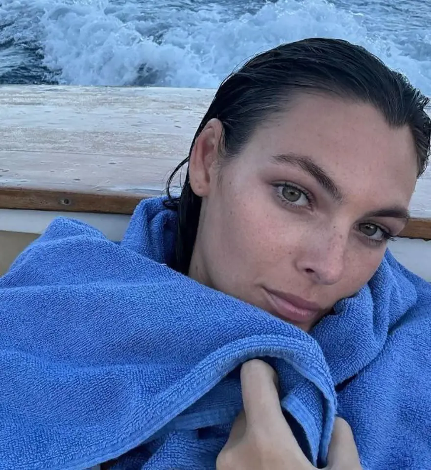 Leonardo DiCaprio'nun 23 yaş küçük sevgilisi Vittoria Ceretti sosyal medya pozlarıyla beğeni topladı 4 Leonardo DiCaprio'nun 23 yaş küçük sevgilisi Vittoria Ceretti sosyal medya pozlarıyla beğeni topladı 4
