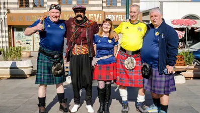 İskoç taraftarlar renkli kıyafetleriyle Diyarbakır sokaklarında