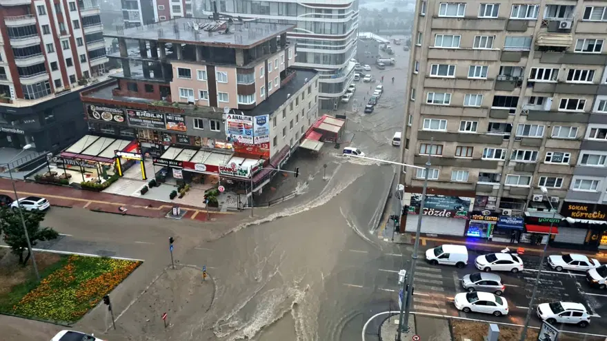 Kuvvetli sağanak birçok ilde hayatı felç etti: Sele kapılan 3 kişi hayatını kaybetti, 1 bebek kayıp 8