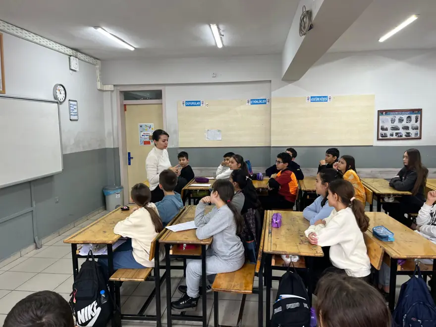 Dünya şampiyonu öğretmen "uçarak" ders işliyor! Takla ile derse giriyor, öğrenciler onun gibi olmak istiyor 