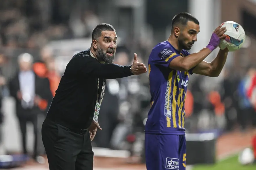 Eyüpspor-Fenerbahçe maçında gergin anlar: Arda Turan'a kırmızı kart! 1 Eyüpspor-Fenerbahçe maçında gergin anlar: Arda Turan'a kırmızı kart! 1