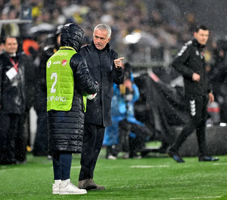 Fenerbahçe'de yaprak dökümü başlıyor: "11 isme teşekkür edilecek, 5 yıldız iyi teklife gönderilecek" 10