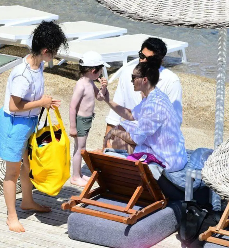 Burak Özçivit ve Fahriye Evcen oğulları Karan ile tatilde 2
