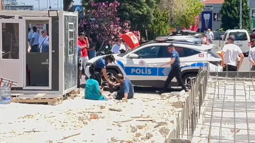 İstanbul'da otomobil yayaların arasına daldı: Yaralılar var 