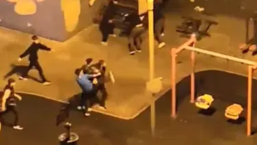Çocuk parkında tekmeli yumruklu kavga