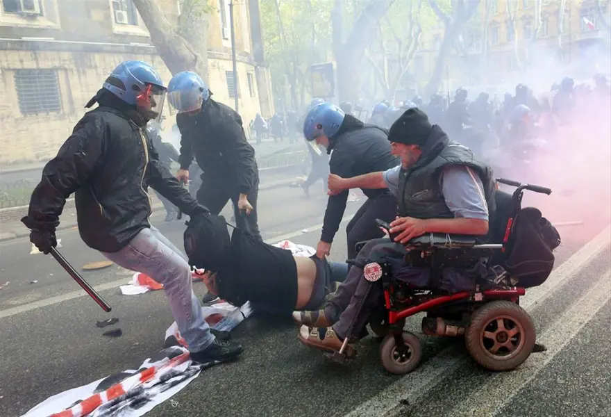 İtalya'da tepki çeken müdahale 16