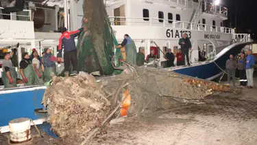 Balıkçıların ağına uçak parçaları takıldı