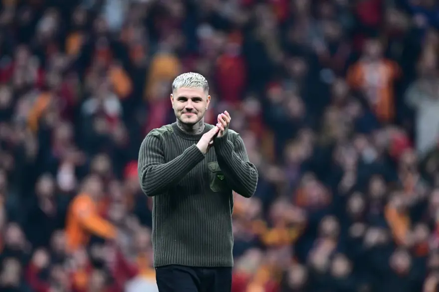 Icardi sevgilisi China Suarez ile birlikte Galatasaray-Fenerbahçe derbisinde tribünde 4