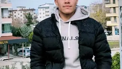 Devrilen traktörün altında can verdi