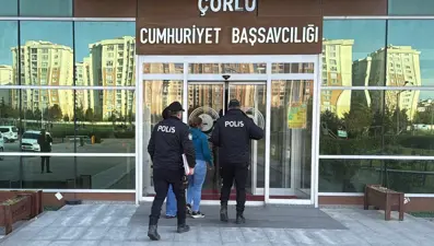 İki aylık bebeğini parkta bırakıp kaçtı