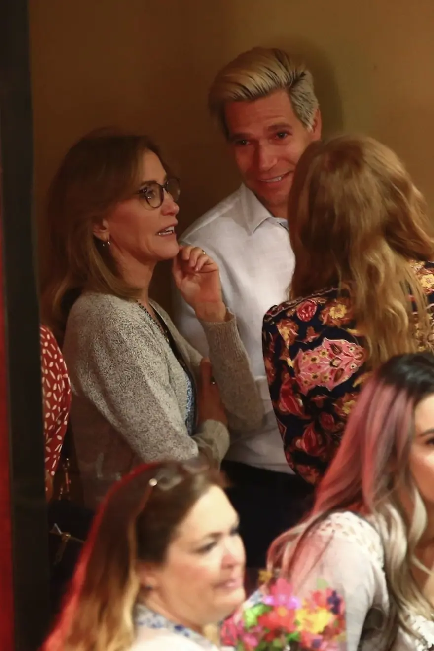 Okul için rüşvet verme suçlamasıyla yargılanan Felicity Huffman kızının mezuniyet töreninde 3