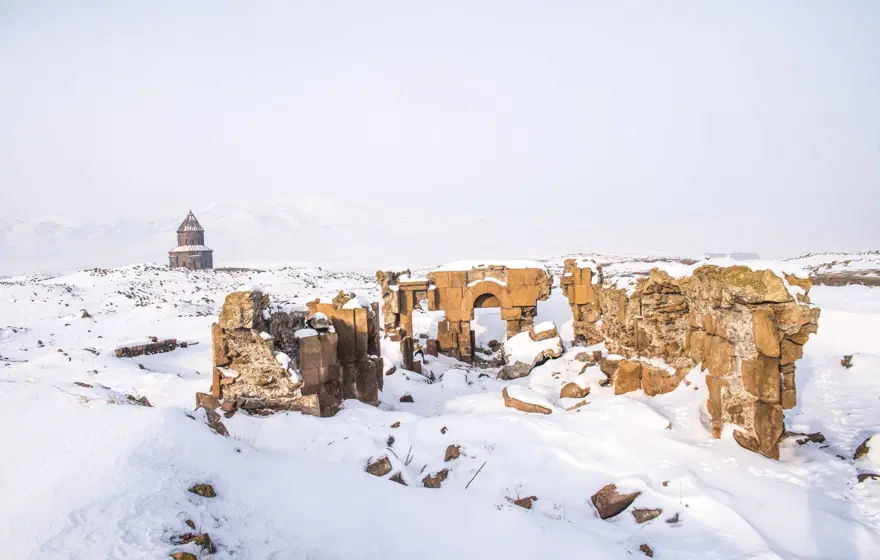 Beyaza bürünen Ani Antik Kenti masalsı güzelliğiyle yerli ve yabancı turistleri ağırlıyor 10 Beyaza bürünen Ani Antik Kenti masalsı güzelliğiyle yerli ve yabancı turistleri ağırlıyor 10