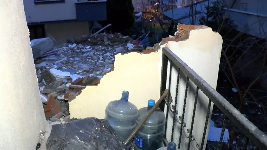 Faciadan dönüldü: Yıkım sırasında yan binanın duvarı yıkıldı 2 Faciadan dönüldü: Yıkım sırasında yan binanın duvarı yıkıldı 2