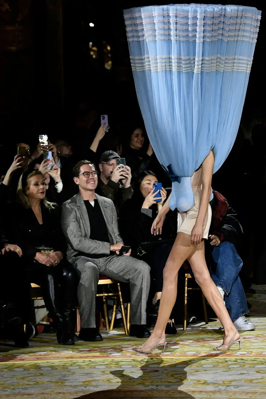 Paris Moda Haftası'nda yerçekimine karşı koyan tasarımlar gündem oldu 2
