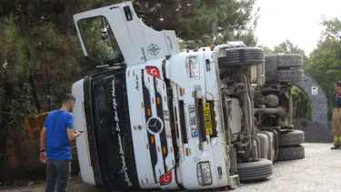 Maltepe'de hafriyat kamyonu devrildi: 2 işçi yaralandı