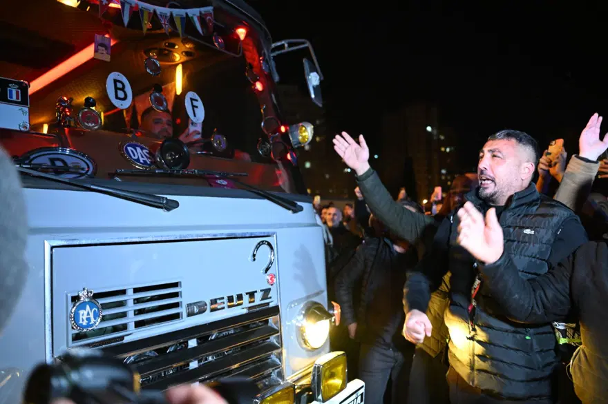 Ferdi Tayfur'un ölümü hayranlarını  gözyaşlarına boğdu: Yatağımızdan kalkıp da geldik, pijamalarımızla geldik! 4