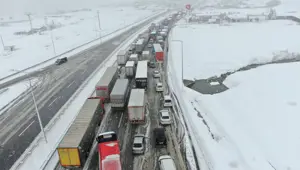 Balıkesir - Bursa karayolunda kuyruk 25 kilometreyi aştı
