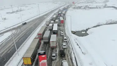 Balıkesir - Bursa karayolunda kuyruk 25 kilometreyi aştı