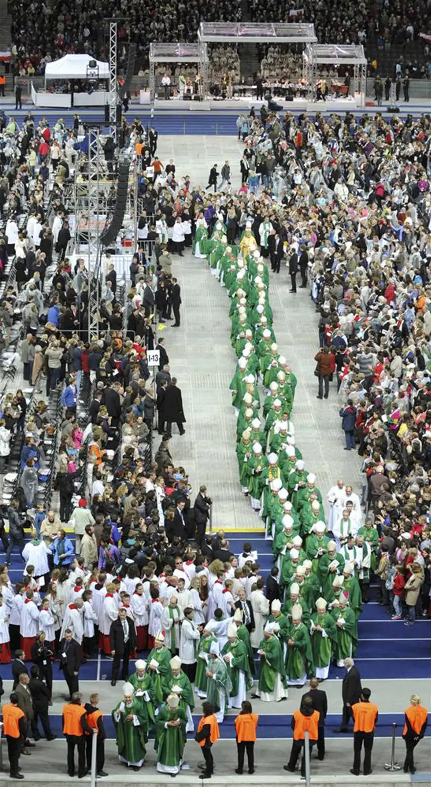 Papa'dan 70 bin kişilik ayin 7