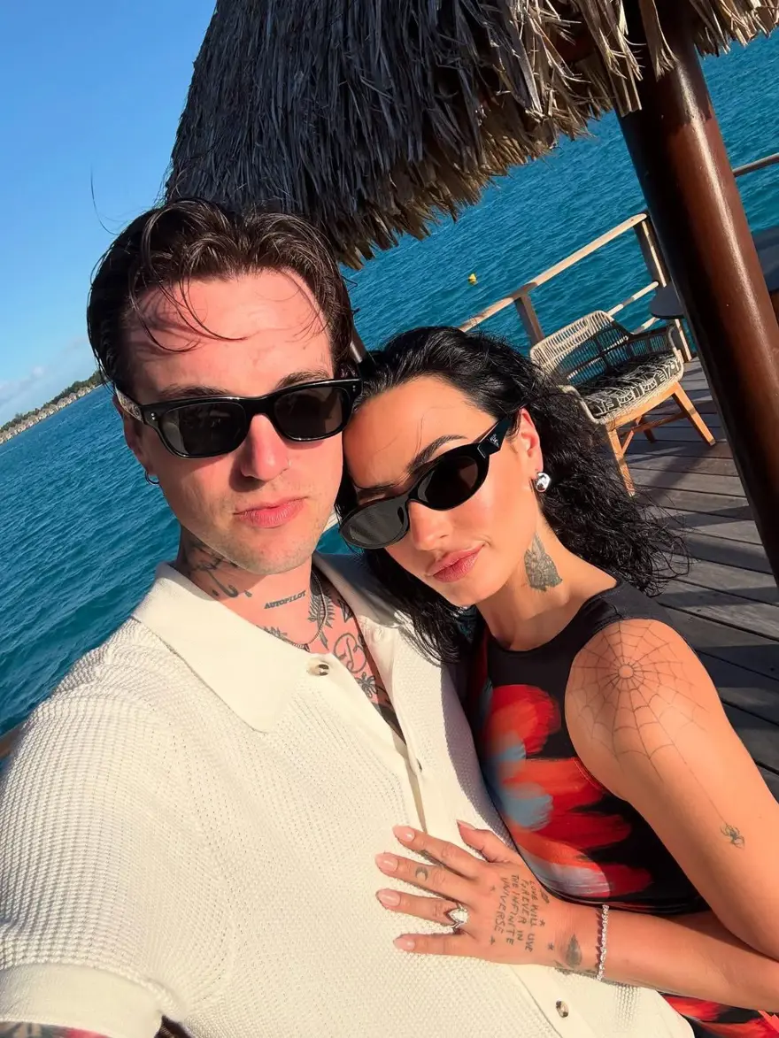 Ünlü şarkıcı Demi Lovato'dan balayı pozları 3