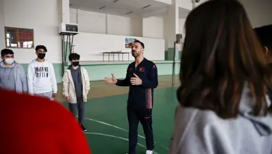 Eski milli cimnastikçi Ümit Şamiloğlu beden eğitimi öğretmeni oldu