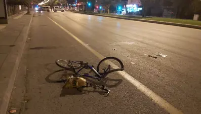 Otomobil bisikletli iki kardeşe çarptı: 1 ölü, 1 yaralı