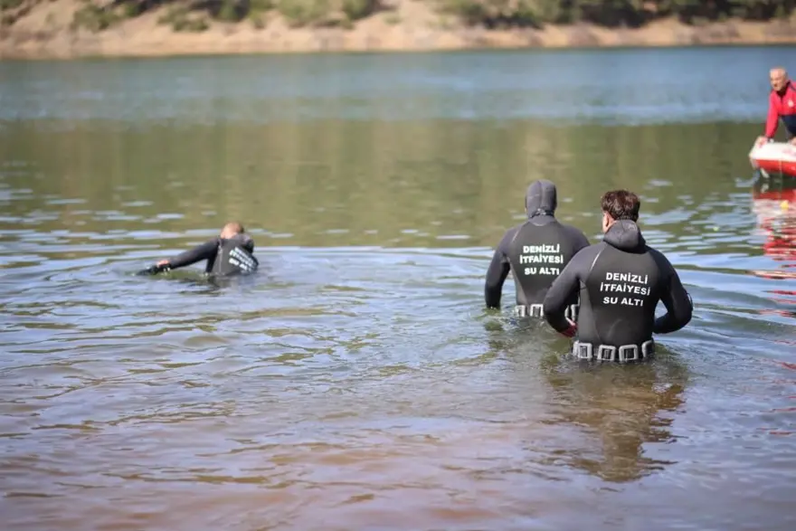 El frenini çekmeyiunuttular, araç göle düştü 2 El frenini çekmeyiunuttular, araç göle düştü 2