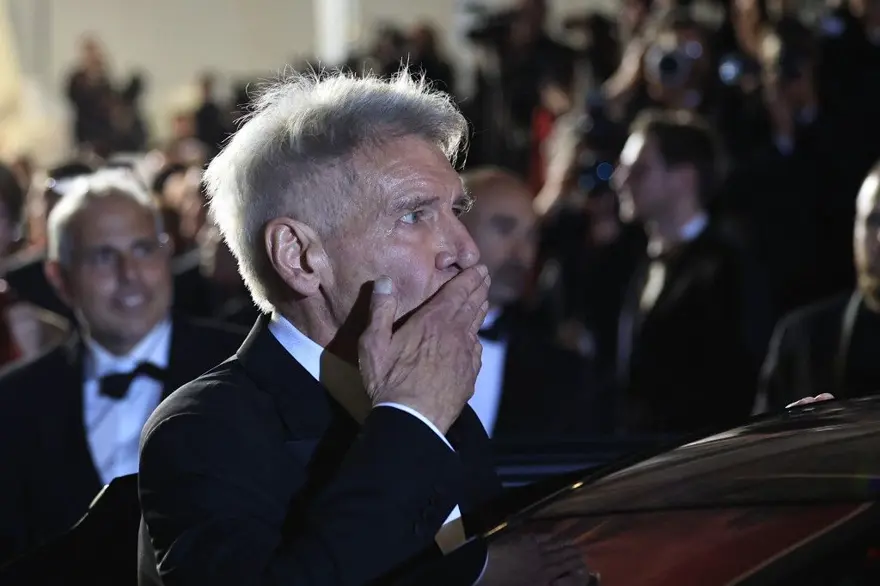 BEŞ DAKİKA AYAKTA ALKIŞLANDI 1 BEŞ DAKİKA AYAKTA ALKIŞLANDI 1