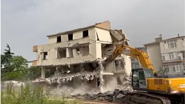 Müteahhidin 24 daireyi 50 kişiye satıp 2,5 milyon TL ile kaçtığı bina yıkıldı