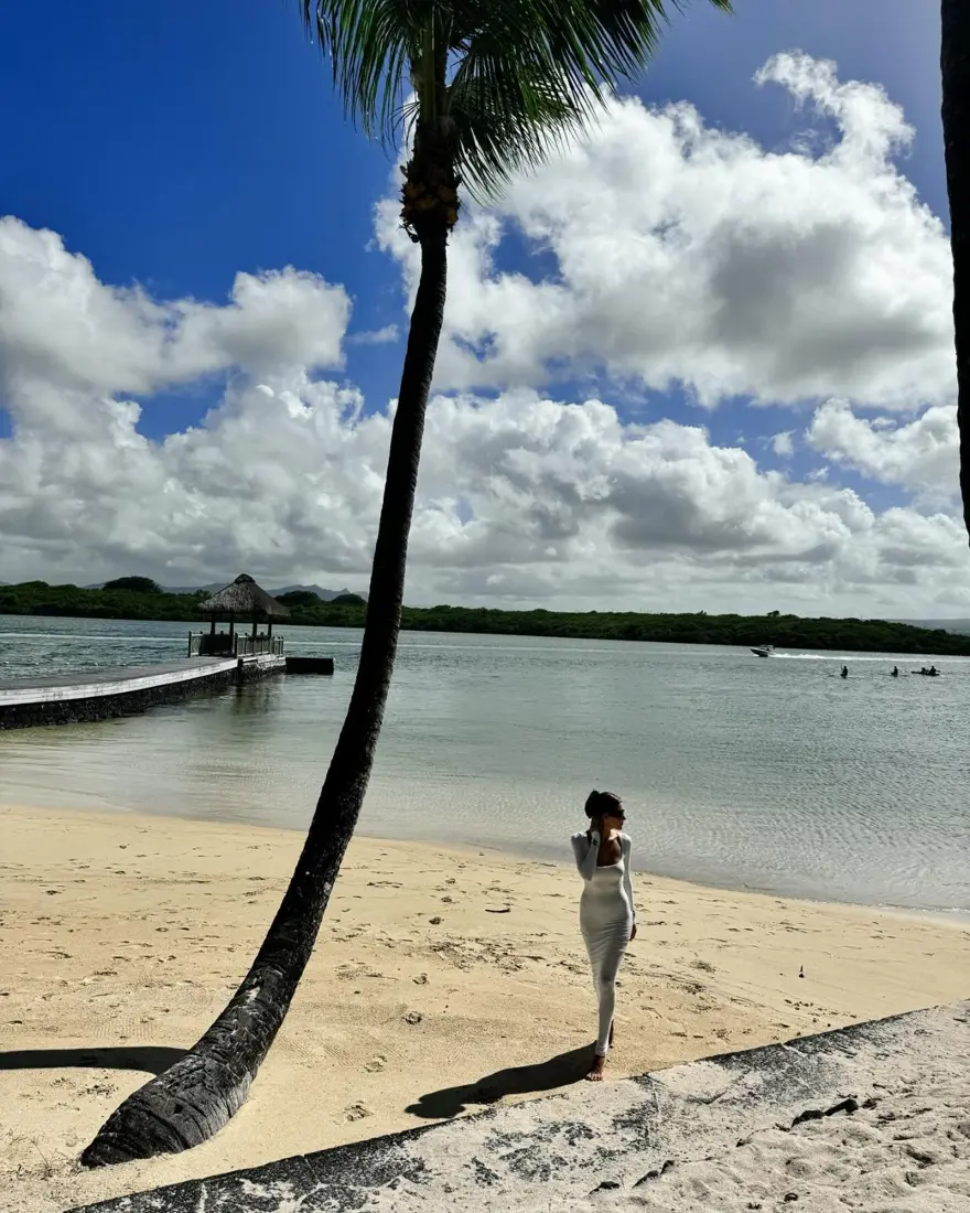 Hande Erçel şimdi de Mauritius tatilinde 1