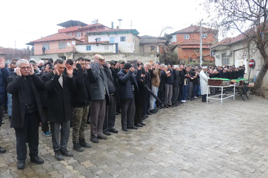 Denizli'de korkunç kaza: Aynı aileden 3 kişi öldü 5 Denizli'de korkunç kaza: Aynı aileden 3 kişi öldü 5